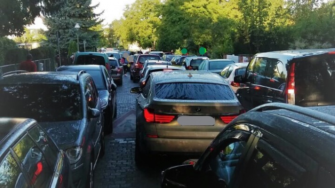 Chaos vor Schule - Elterntaxis 2