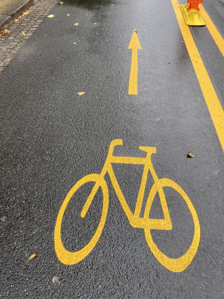 Sicher Radfahren auf geschützten Wegen von der Hauptstraße bis zum Tempelhofer Damm