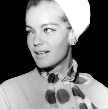 Romy_Schneider_at_Madrid–Barajas_Airport,_1965_(cropped) Foto_CC BY 2.0