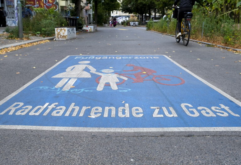 „Fußgängerzone – Radfahrende zu Gast“-Zeichen auch in Tempelhof-Schöneberg