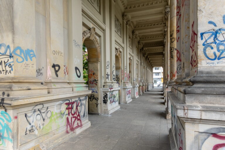 Königskolonnaden: Graffiti weg, aber wie?