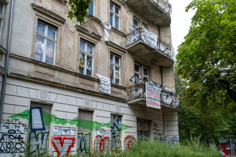 „Geisterhaus Friedenau“ – Senat und Bezirk müssen Verantwortung klären